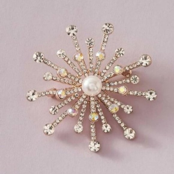 Jewelry - NWT Rhinestone Decor Snowflake Design Brooch